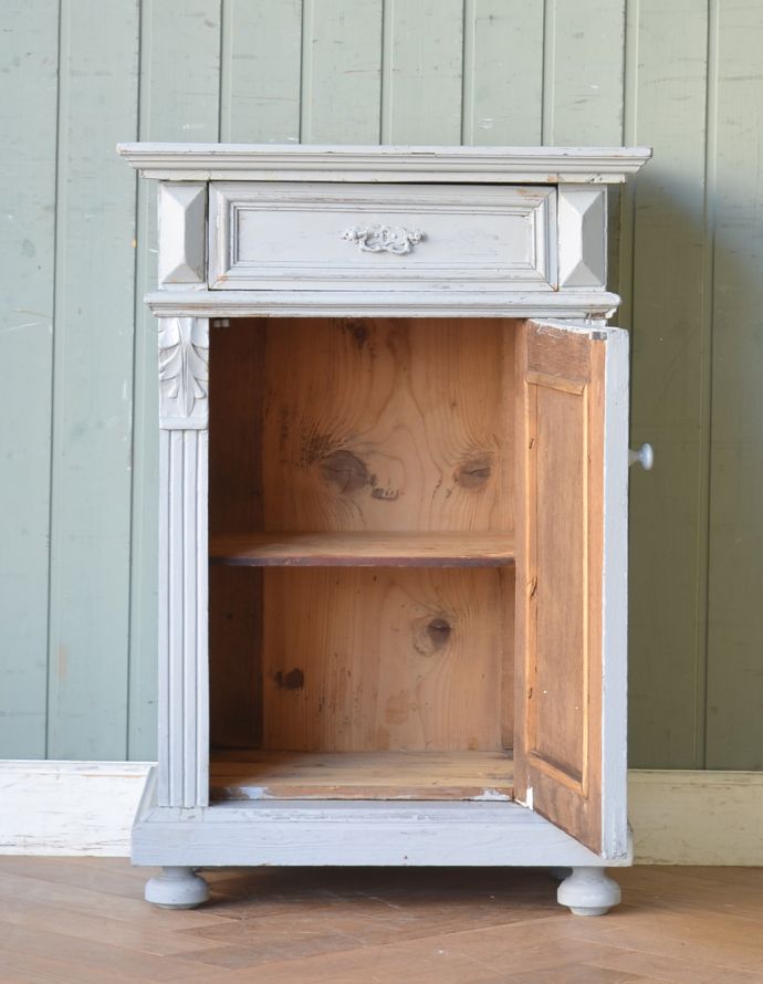 アンティークのキャビネット　アンティーク家具　フランスからやってきた美しい彫、アンティークのスモールキャビネット。ペイントの温かい雰囲気で居心地抜群のお部屋になります 。(d-1190-f)