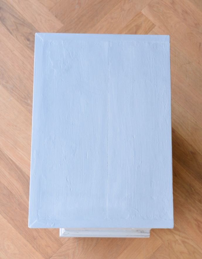 アンティークのキャビネット　アンティーク家具　フランスからやってきた美しい彫、アンティークのスモールキャビネット。天板もキレイに仕上げました。(d-1190-f)