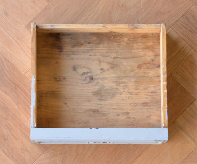 アンティークのキャビネット　アンティーク家具　フランスからやってきた美しい彫、アンティークのスモールキャビネット。引き出しもキレイに修復してありますので、細々したものを収納して下さい。(d-1190-f)