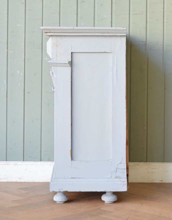 アンティークのキャビネット　アンティーク家具　フランスからやってきた美しい彫、アンティークのスモールキャビネット。サイドもきれいにペイントされています。(d-1190-f)