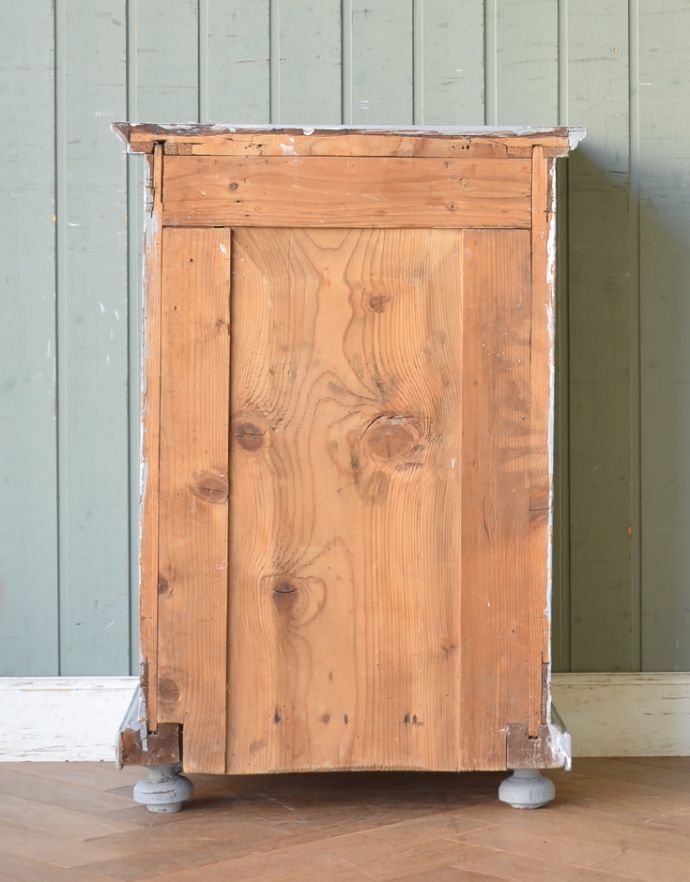 アンティークのキャビネット　アンティーク家具　フランスからやってきた美しい彫、アンティークのスモールキャビネット。裏側もキチンと仕上げているので、キレイな状態です。(d-1190-f)