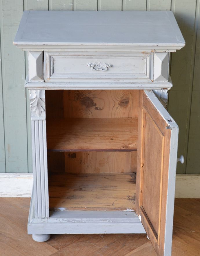 アンティークのキャビネット　アンティーク家具　フランスからやってきた美しい彫、アンティークのスモールキャビネット。内側はパインの木の色です。(d-1190-f)