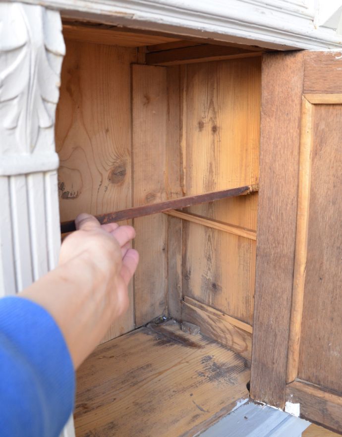 アンティークのキャビネット　アンティーク家具　フランスからやってきた美しい彫、アンティークのスモールキャビネット。棚板は可動します。(d-1190-f)