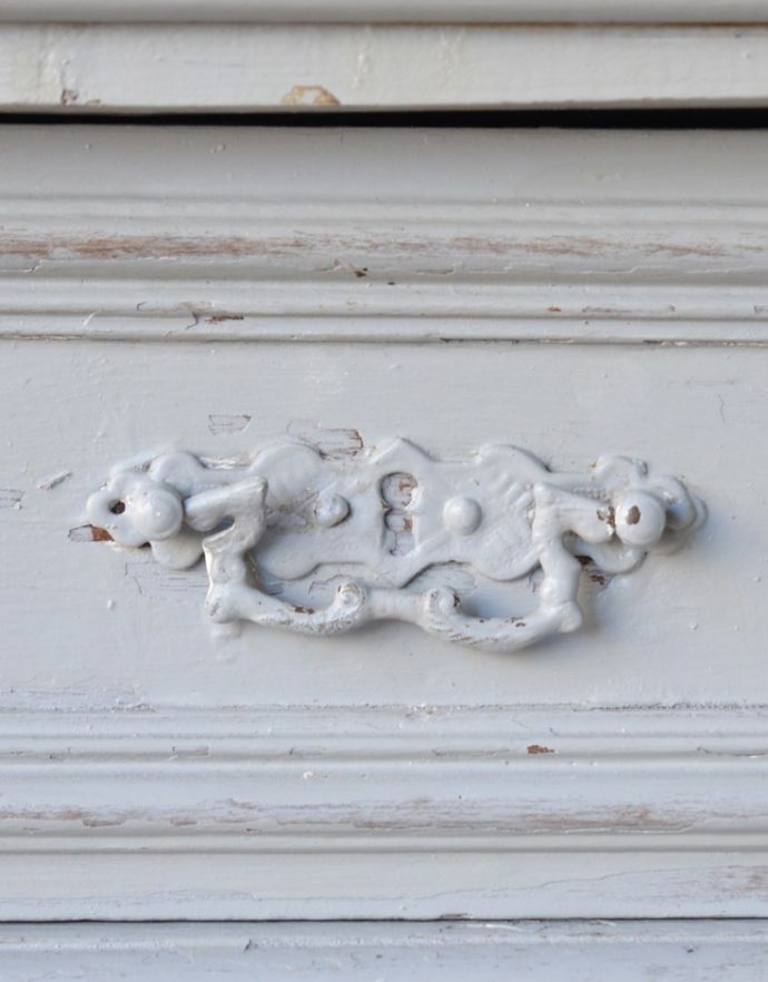 アンティークのキャビネット　アンティーク家具　フランスからやってきた美しい彫、アンティークのスモールキャビネット。ボディにアクセントになるシックな取っ手です。(d-1190-f)