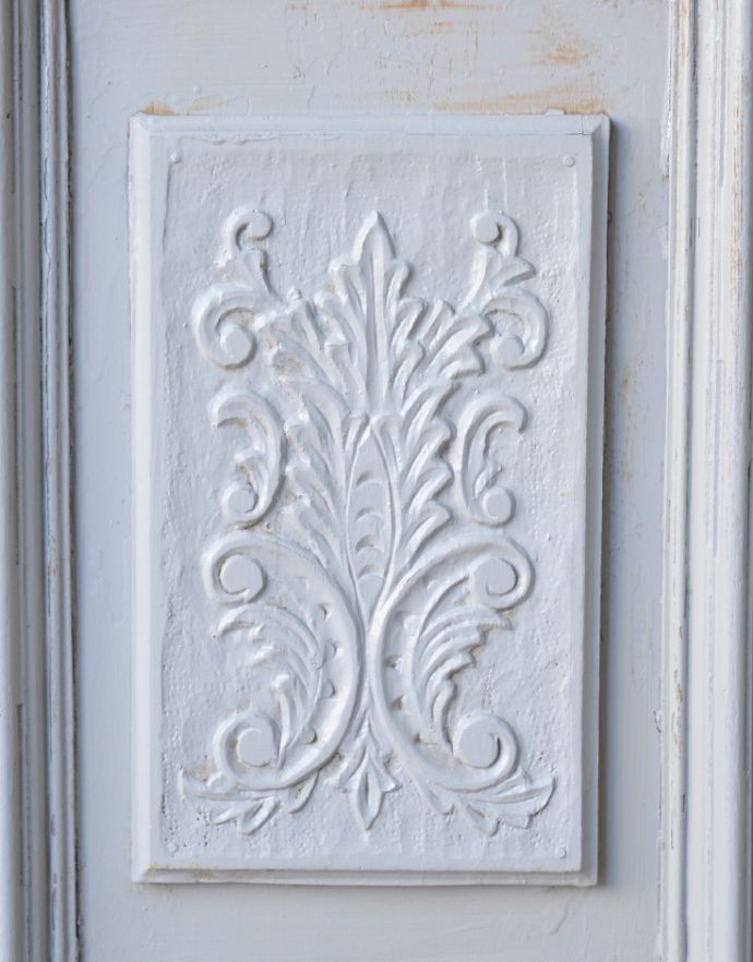 アンティークのキャビネット　アンティーク家具　フランスからやってきた美しい彫、アンティークのスモールキャビネット。扉の正面には、こんなにも華やかな彫りが刻まれています。(d-1190-f)