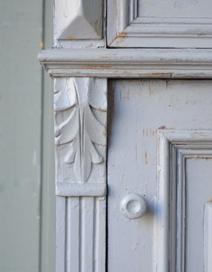 アンティークのキャビネット　アンティーク家具　フランスからやってきた美しい彫、アンティークのスモールキャビネット。美しい彫にうっとり。(d-1190-f)