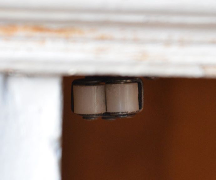 アンティークのキャビネット　アンティーク家具　フランスからやってきた美しい彫、アンティークのスモールキャビネット。扉にはローラーキャッチャーが付いているので、開け閉めはスムーズです。(d-1190-f)