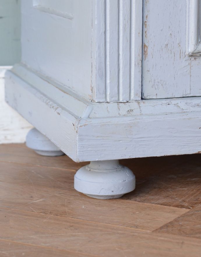 アンティークのキャビネット　アンティーク家具　フランスからやってきた美しい彫、アンティークのスモールキャビネット。玉ねぎ形の脚。(d-1190-f)