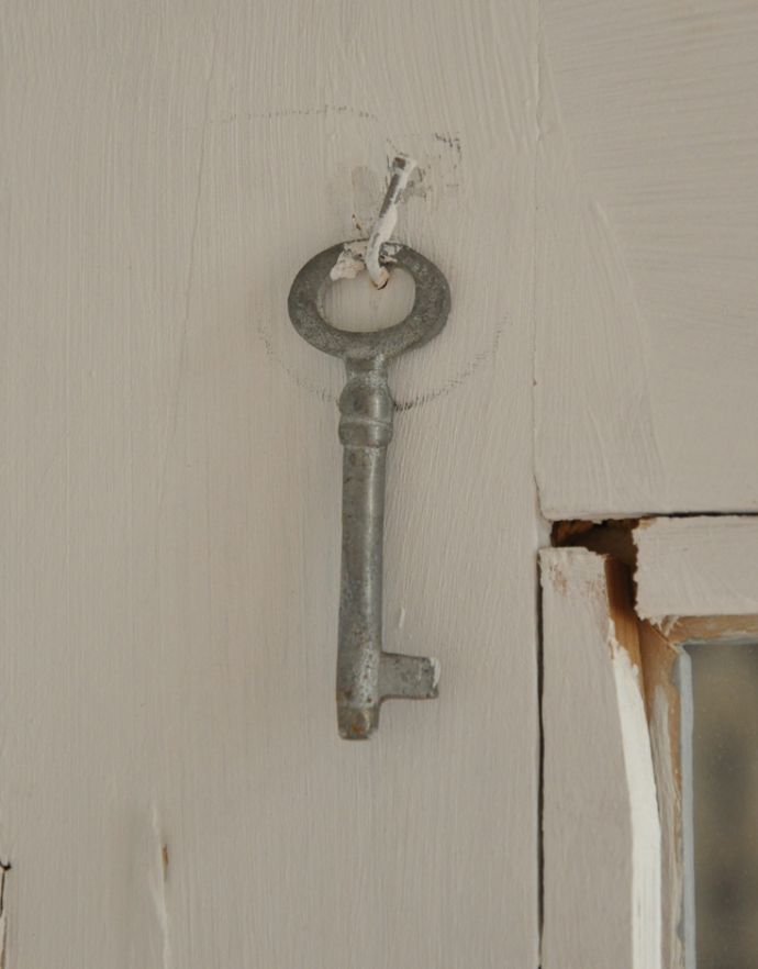 ガラスキャビネット　アンティーク家具　アンティークのフレンチ家具、ペイント仕上げのフレンチガラスキャビネット。鍵はこのように背面に引っ掛けて保管できます。(d-1191-f)