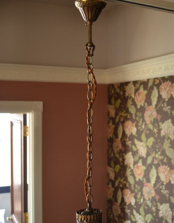 シャンデリア 照明・ライティング 真鍮×ガラスパーツのアンティークシャンデリア(E17シャンデリア球付)。引っ掛けシーリングのタイプに加工してお届けしますので、リビングやダイニングテーブルの上などお好きな場所に簡単に取り付けてみてください。(d-1191-z)