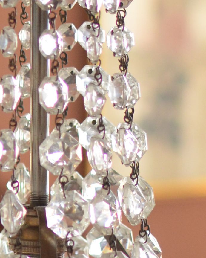 シャンデリア 照明・ライティング 真鍮×ガラスパーツのアンティークシャンデリア(E17シャンデリア球付)。アンティークのため、ガラスには写真に映らない多少の欠け・傷がある場合がありますが、使用上問題はありませんので、ご了承下さい。(d-1191-z)