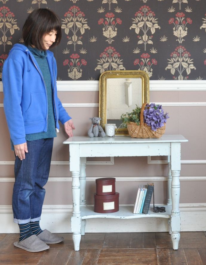 アンティークのテーブル　アンティーク家具　棚板付きアンティーク家具、ペイント仕上げのフレンチコンソールテーブル。どこでも使える便利なオケージョナルテーブル。(d-1192-f)