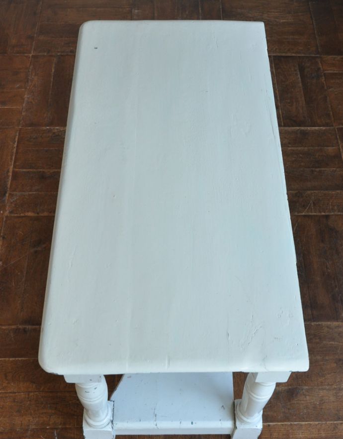 アンティークのテーブル　アンティーク家具　棚板付きアンティーク家具、ペイント仕上げのフレンチコンソールテーブル。天板もキレイに仕上げました。(d-1192-f)