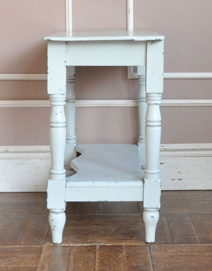 アンティークのテーブル　アンティーク家具　棚板付きアンティーク家具、ペイント仕上げのフレンチコンソールテーブル。安定性があるので、お茶をしたり、花器を飾るのにピッタリ。(d-1192-f)