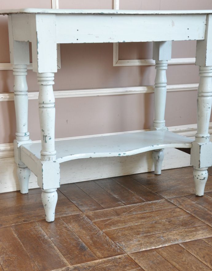 アンティークのテーブル　アンティーク家具　棚板付きアンティーク家具、ペイント仕上げのフレンチコンソールテーブル。アンティークは新品ではないので、経年変化によるキズはありますが、専門の職人によって目立たないようにキレイにお直しをしています。(d-1192-f)