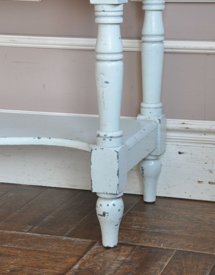 アンティークのテーブル　アンティーク家具　棚板付きアンティーク家具、ペイント仕上げのフレンチコンソールテーブル。丸い足先が可愛らしいです。(d-1192-f)