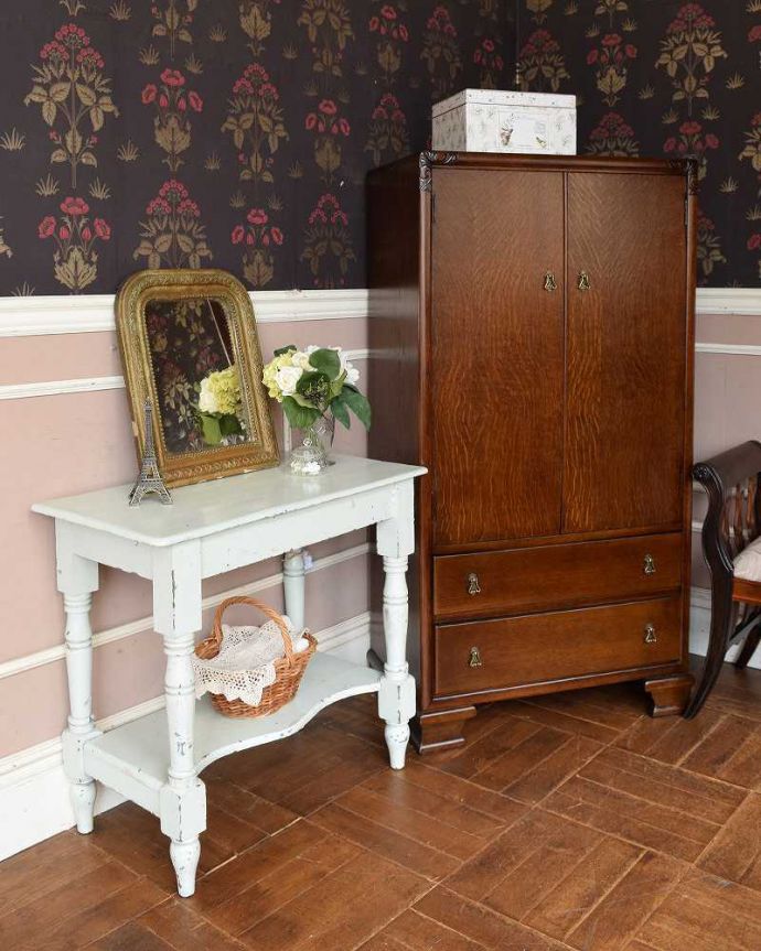 アンティークのテーブル　アンティーク家具　棚板付きアンティーク家具、ペイント仕上げのフレンチコンソールテーブル。お気に入りの雑貨を飾ってみてはいかがでしょう？。(d-1192-f)
