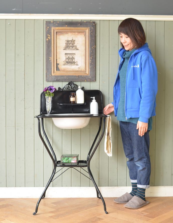 めずらしい家具　アンティーク家具　細い脚のラインが素敵なアイアンのアンティークウォッシュスタンド。女性が作業しやすい高さです。(d-1193-f)
