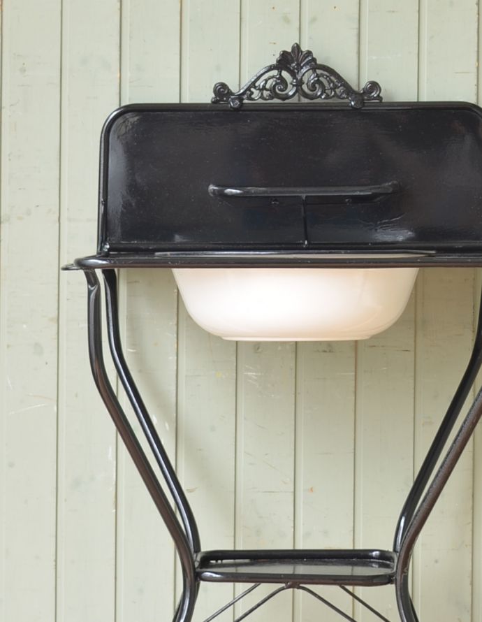 めずらしい家具　アンティーク家具　細い脚のラインが素敵なアイアンのアンティークウォッシュスタンド。どこから見ても、エレガントな雰囲気。(d-1193-f)