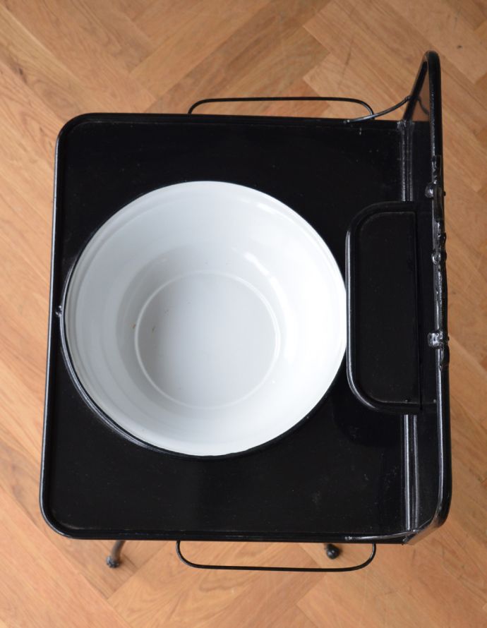 めずらしい家具　アンティーク家具　細い脚のラインが素敵なアイアンのアンティークウォッシュスタンド。上から見るとこんな感じです。(d-1193-f)