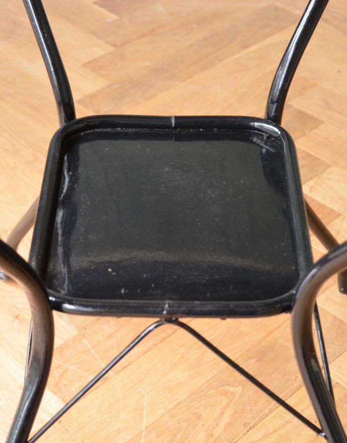 めずらしい家具　アンティーク家具　細い脚のラインが素敵なアイアンのアンティークウォッシュスタンド。小さな鉢植えを置いたり、ガーデニングの道具をちょっと置くときに便利です。(d-1193-f)