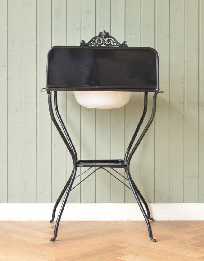 めずらしい家具　アンティーク家具　細い脚のラインが素敵なアイアンのアンティークウォッシュスタンド。しっかりメンテナンスしているので、裏側もキレイです。(d-1193-f)