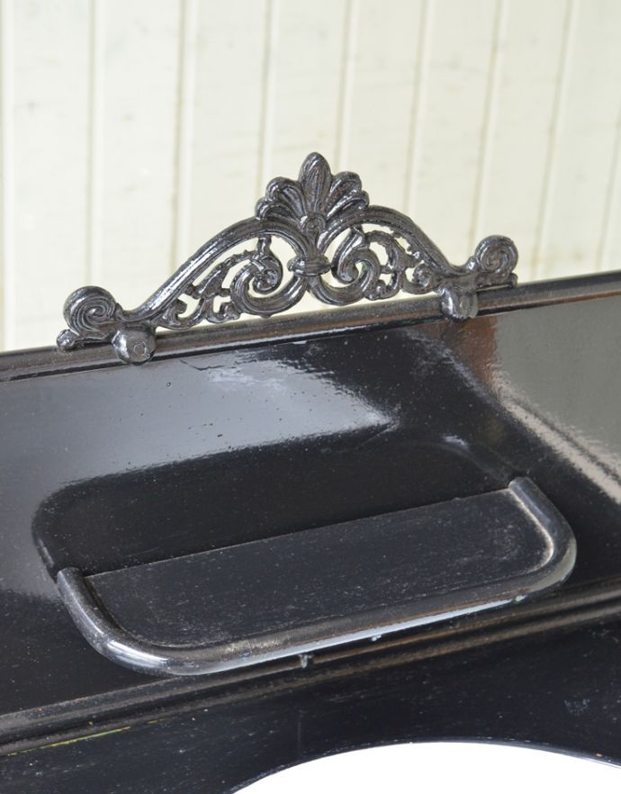 めずらしい家具　アンティーク家具　細い脚のラインが素敵なアイアンのアンティークウォッシュスタンド。小物置きもあります。(d-1193-f)