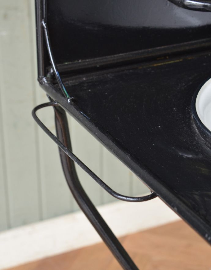 めずらしい家具　アンティーク家具　細い脚のラインが素敵なアイアンのアンティークウォッシュスタンド。サイドにはタオル掛けがあります。(d-1193-f)