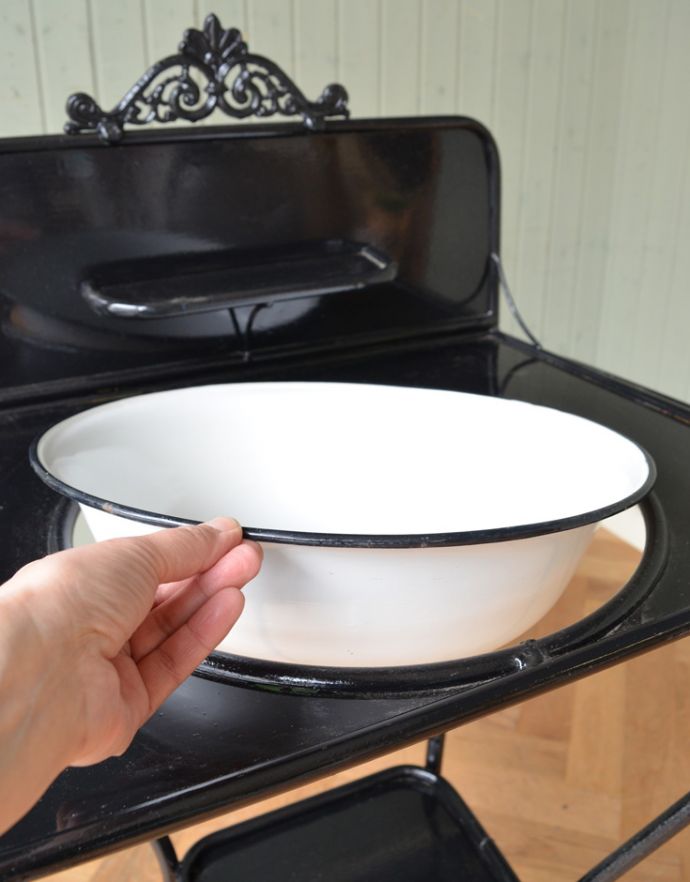 めずらしい家具　アンティーク家具　細い脚のラインが素敵なアイアンのアンティークウォッシュスタンド。ボウルは、清潔感のある白！つるんとした質感がホワイトカラーを引き立てます。(d-1193-f)