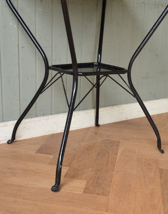 めずらしい家具　アンティーク家具　細い脚のラインが素敵なアイアンのアンティークウォッシュスタンド。アンティークは新品ではないので、経年変化によるキズはありますが、専門の職人によって目立たないようにキレイにお直しをしています。(d-1193-f)