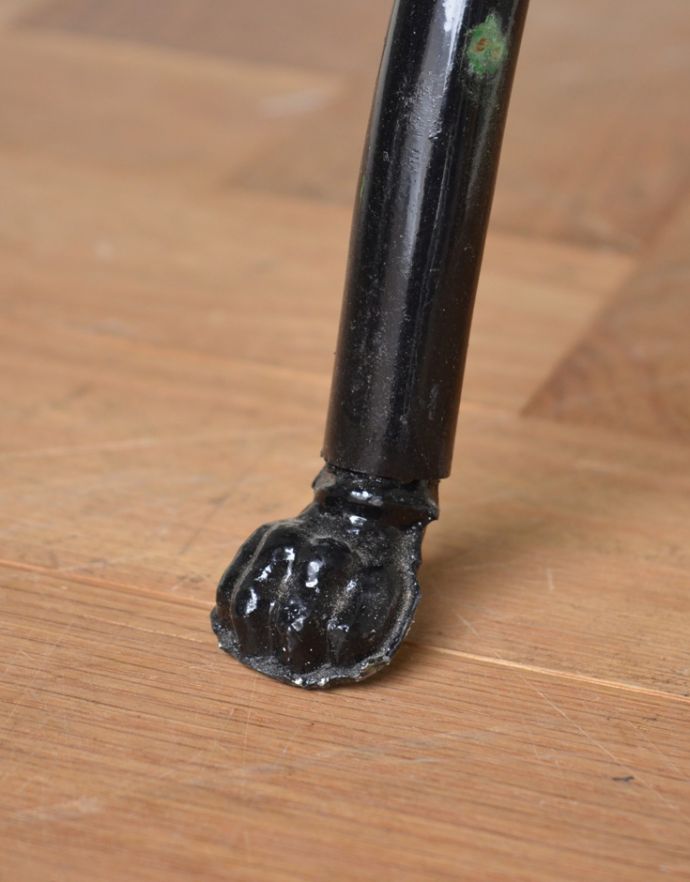 めずらしい家具　アンティーク家具　細い脚のラインが素敵なアイアンのアンティークウォッシュスタンド。脚です。(d-1193-f)