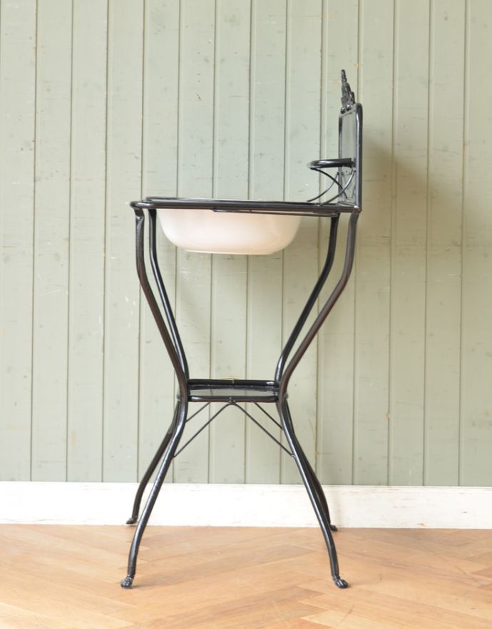 めずらしい家具　アンティーク家具　細い脚のラインが素敵なアイアンのアンティークウォッシュスタンド。横から見ると、スッキリしているのがよく分かります。(d-1193-f)
