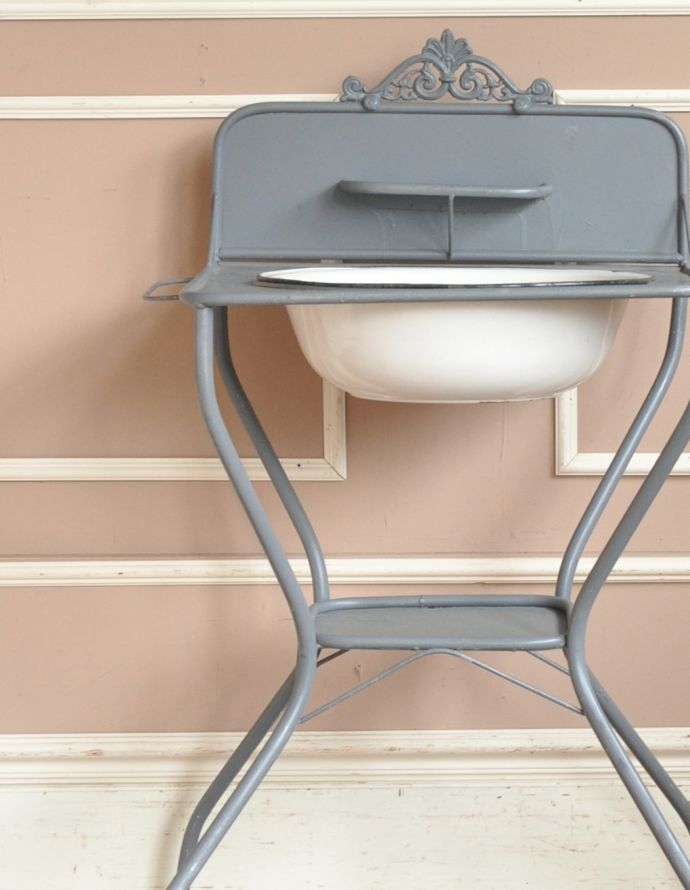 めずらしい家具　アンティーク家具　海外らしいアンティーク家具、ペイント仕上げのアイアンウォッシュスタンド 。どこから見ても、エレガントな雰囲気。(d-1194-f)