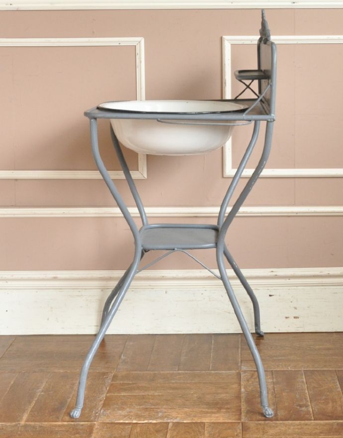 めずらしい家具　アンティーク家具　海外らしいアンティーク家具、ペイント仕上げのアイアンウォッシュスタンド 。横から見ると、スッキリしているのがよく分かります。(d-1194-f)