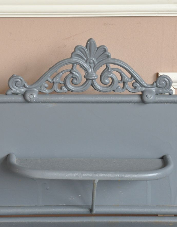 めずらしい家具　アンティーク家具　海外らしいアンティーク家具、ペイント仕上げのアイアンウォッシュスタンド 。小物置きもあります。(d-1194-f)