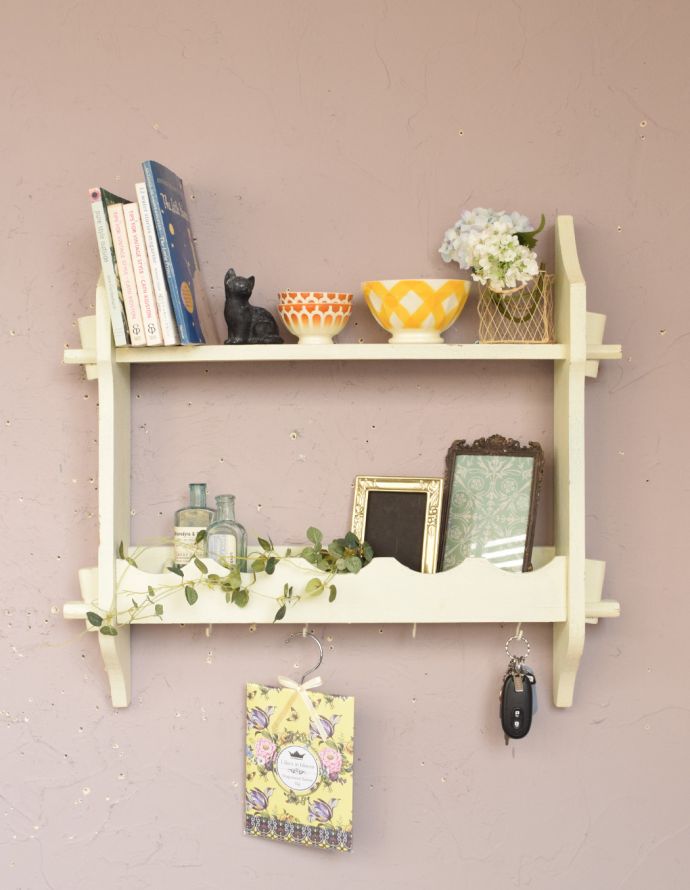 ウォールシェルフ・ウォールハンガー　アンティーク家具　壁に付けて使うアンティーク家具、４つのフックが付いたウォールシェルフ。リビングやキッチンの飾り棚にしたり、子供部屋に飾って本やおもちゃを置いても可愛いです。(d-1201-f)