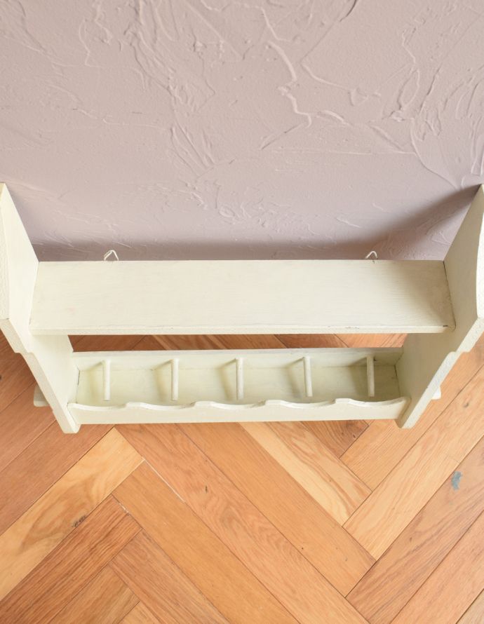 ウォールシェルフ・ウォールハンガー　アンティーク家具　壁に付けて使うアンティーク家具、４つのフックが付いたウォールシェルフ。上から見るとこんな感じ。(d-1201-f)