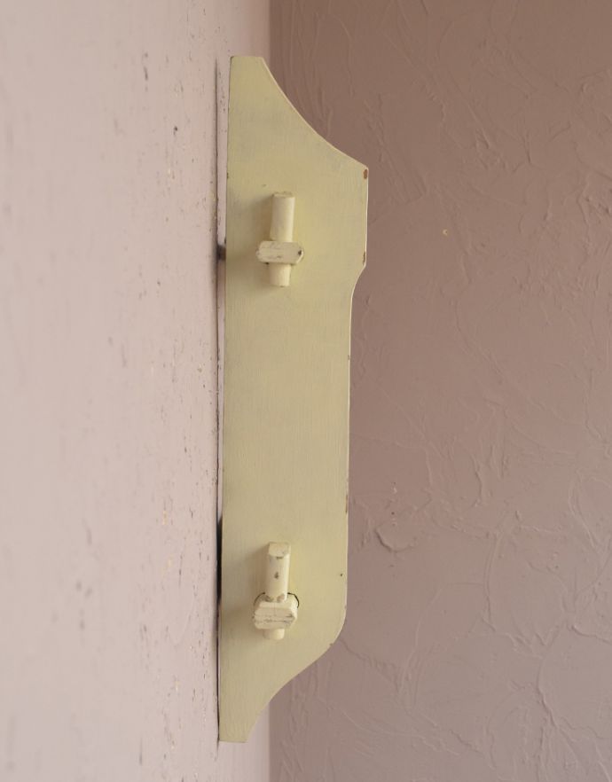 ウォールシェルフ・ウォールハンガー　アンティーク家具　壁に付けて使うアンティーク家具、４つのフックが付いたウォールシェルフ。サイドもきれいにペイントされています。(d-1201-f)