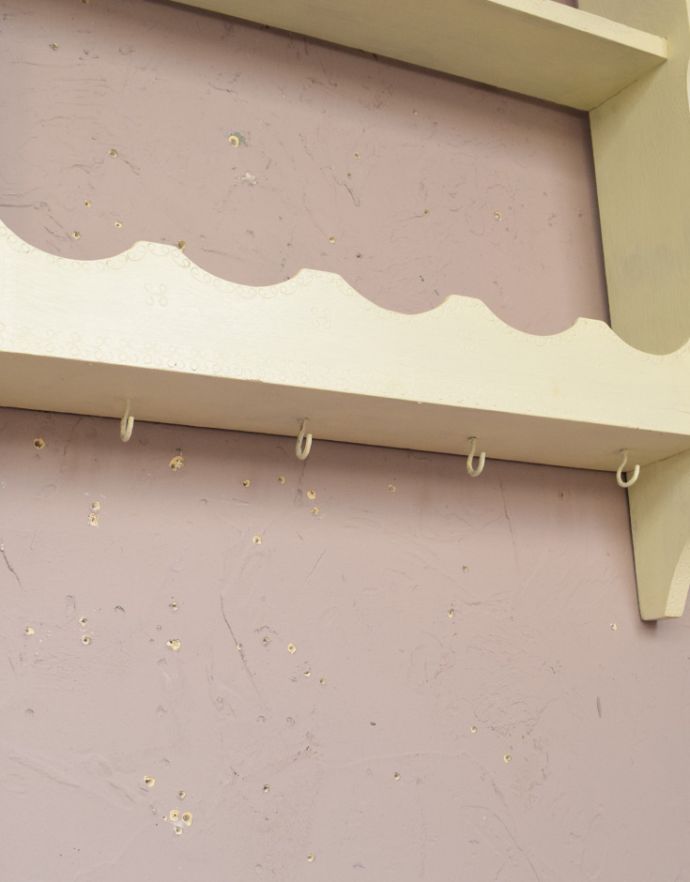 ウォールシェルフ・ウォールハンガー　アンティーク家具　壁に付けて使うアンティーク家具、４つのフックが付いたウォールシェルフ。シェルフの下には、フックが４つ並んでいます。(d-1201-f)