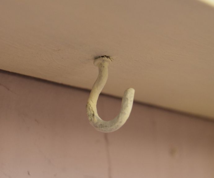 ウォールシェルフ・ウォールハンガー　アンティーク家具　壁に付けて使うアンティーク家具、４つのフックが付いたウォールシェルフ。細身のフックなので、車や自転車の鍵も引っ掛けて置けます。(d-1201-f)