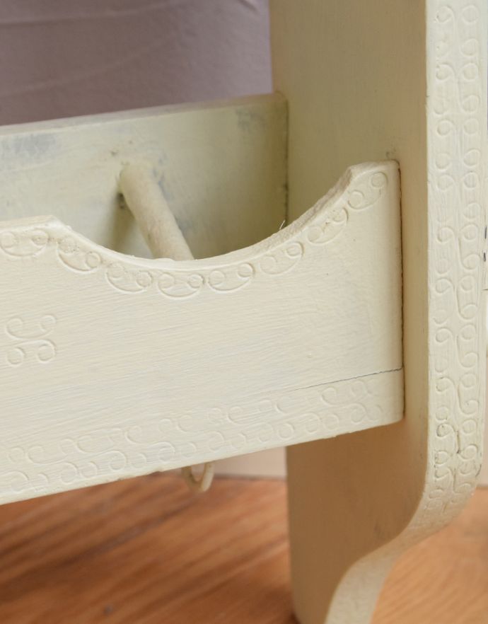 ウォールシェルフ・ウォールハンガー　アンティーク家具　壁に付けて使うアンティーク家具、４つのフックが付いたウォールシェルフ。よ〜く見ると、このように縁に模様が入っているのが分かります。(d-1201-f)