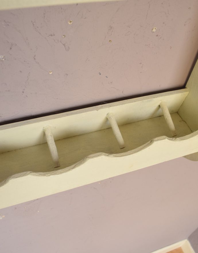 ウォールシェルフ・ウォールハンガー　アンティーク家具　壁に付けて使うアンティーク家具、４つのフックが付いたウォールシェルフ。下の棚は、バーで仕切られています。(d-1201-f)