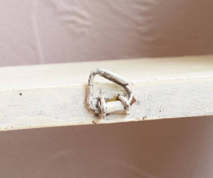 ウォールシェルフ・ウォールハンガー　アンティーク家具　壁に付けて使うアンティーク家具、４つのフックが付いたウォールシェルフ。ネジに引っ掛けて固定してください。(d-1201-f)