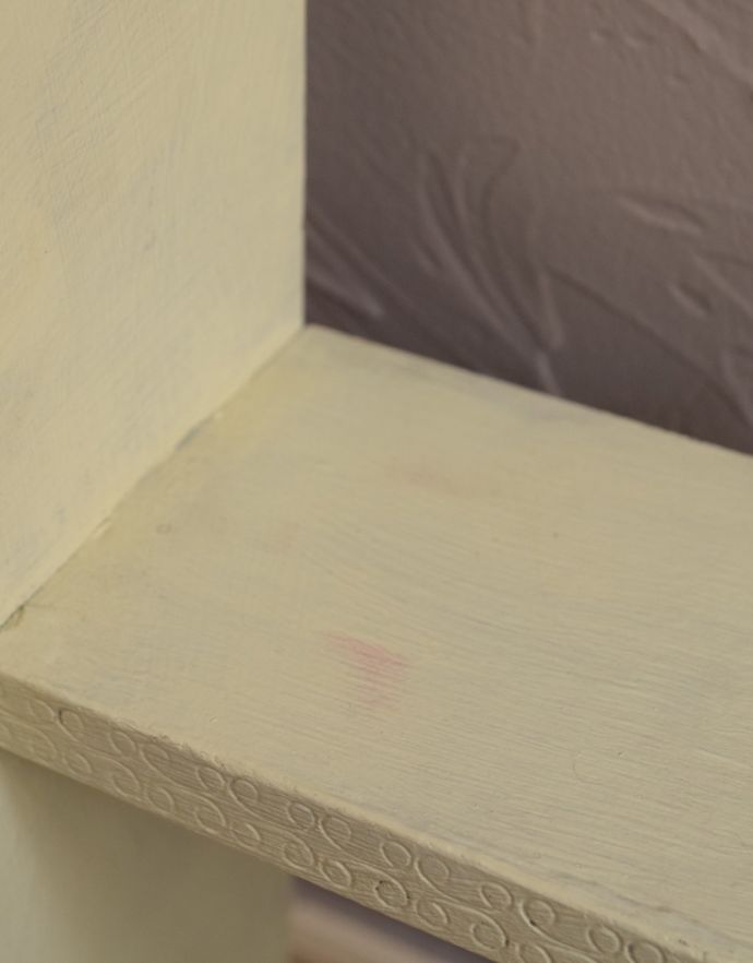 ウォールシェルフ・ウォールハンガー　アンティーク家具　壁に付けて使うアンティーク家具、４つのフックが付いたウォールシェルフ。アンティークは新品ではないので、経年変化によるキズはありますが、専門の職人によって目立たないようにキレイにお直しをしています。(d-1201-f)