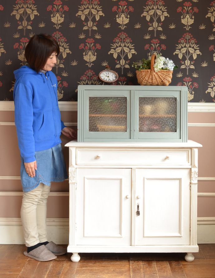 ウォールシェルフ・ウォールハンガー アンティーク家具 ガラス扉の付いた小さなアンティークのウォールキャビネット。シャビーな雰囲気がおしゃれですよね。(d-1202-f)