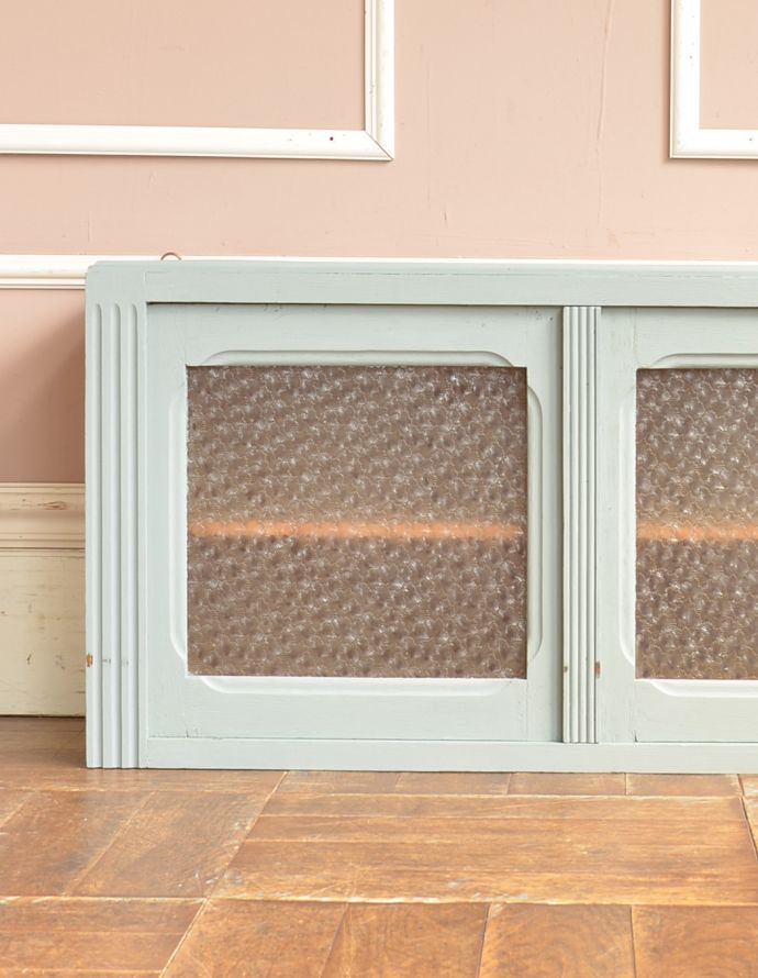 ウォールシェルフ・ウォールハンガー アンティーク家具 ガラス扉の付いた小さなアンティークのウォールキャビネット。どんなものを飾っても、素敵に見えてしまうキャビネット。(d-1202-f)