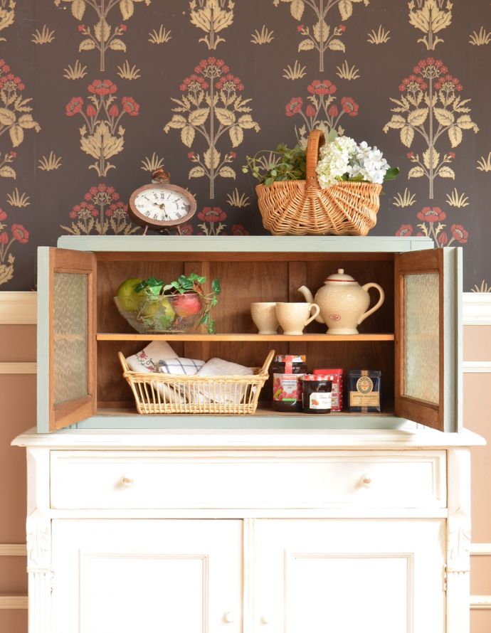 ウォールシェルフ・ウォールハンガー アンティーク家具 ガラス扉の付いた小さなアンティークのウォールキャビネット。キッチンカウンターの上に置いて、調味料やお菓子入れに使ったり。(d-1202-f)