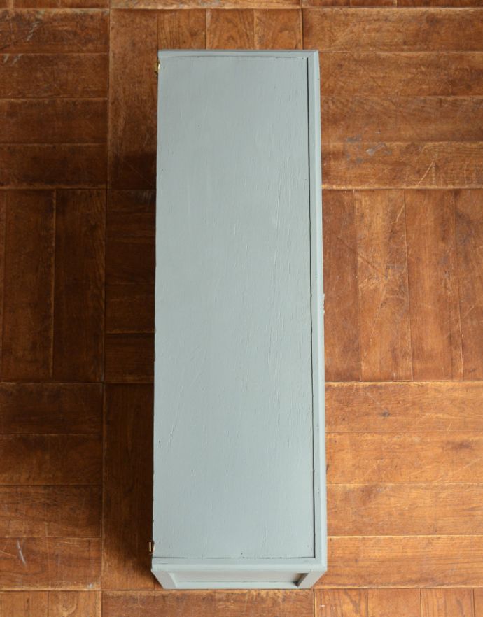 ウォールシェルフ・ウォールハンガー アンティーク家具 ガラス扉の付いた小さなアンティークのウォールキャビネット。上にも物が置けます。(d-1202-f)