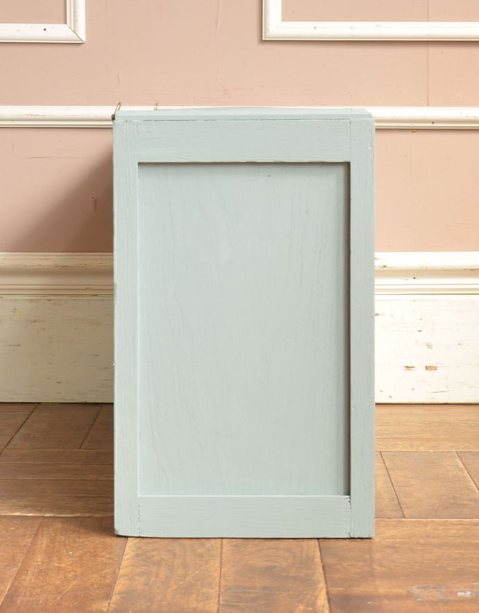 ウォールシェルフ・ウォールハンガー アンティーク家具 ガラス扉の付いた小さなアンティークのウォールキャビネット。サイドから見てもキレイにペイントされています。(d-1202-f)