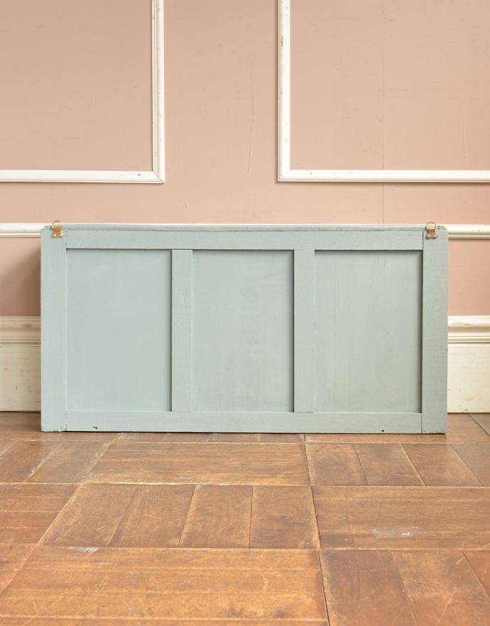 ウォールシェルフ・ウォールハンガー アンティーク家具 ガラス扉の付いた小さなアンティークのウォールキャビネット。アンティークは新品ではないので、経年変化によるキズはありますが、専門の職人によって目立たないようにキレイにお直しをしています。(d-1202-f)